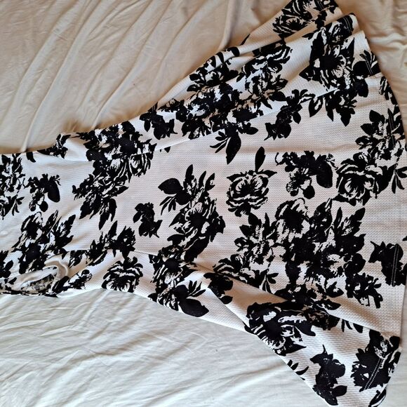 Elegant Black and White Floral Dress - Picture 3 of 3